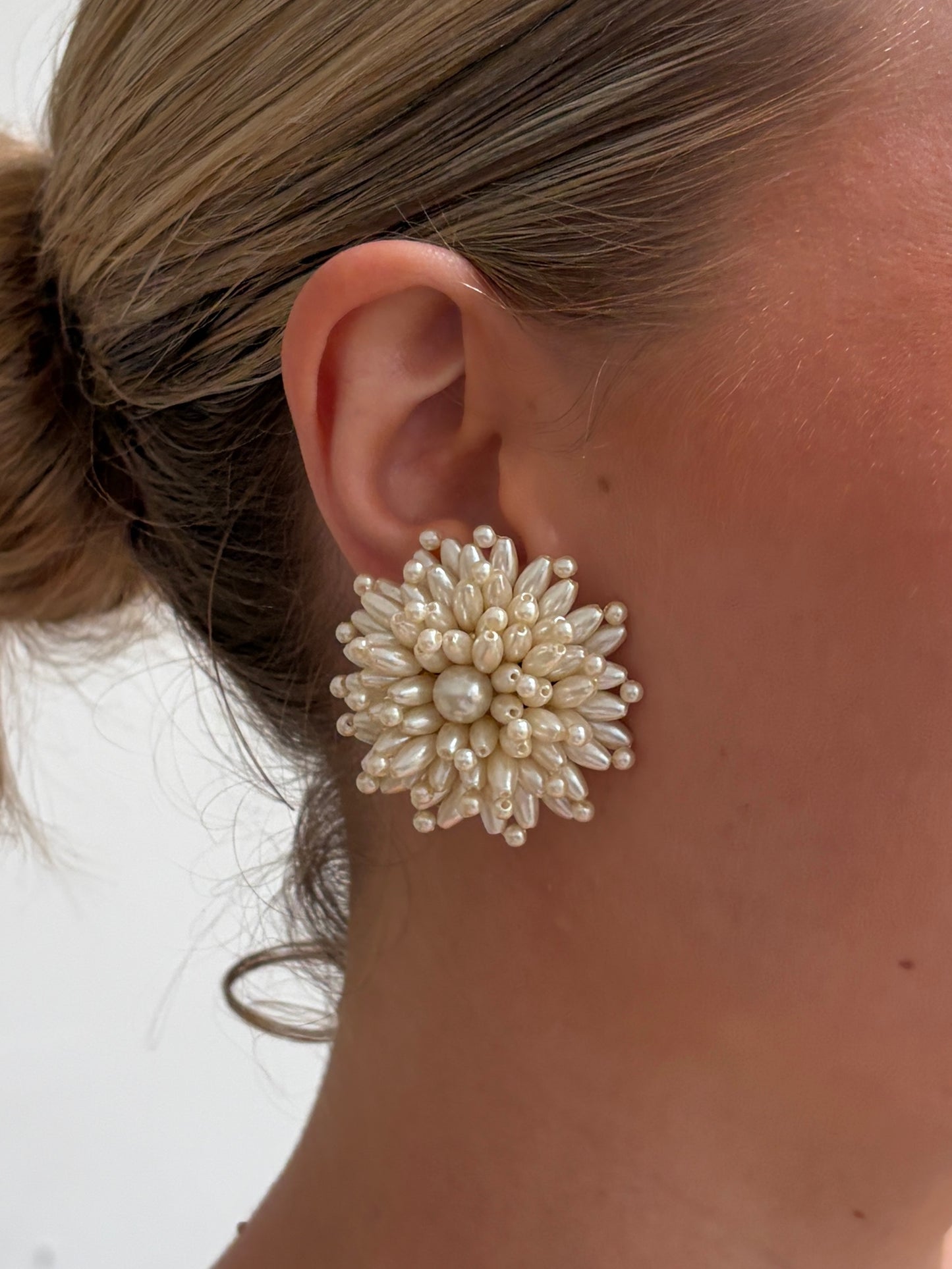 Vintage 80s statement pearl cluster clip on earrings