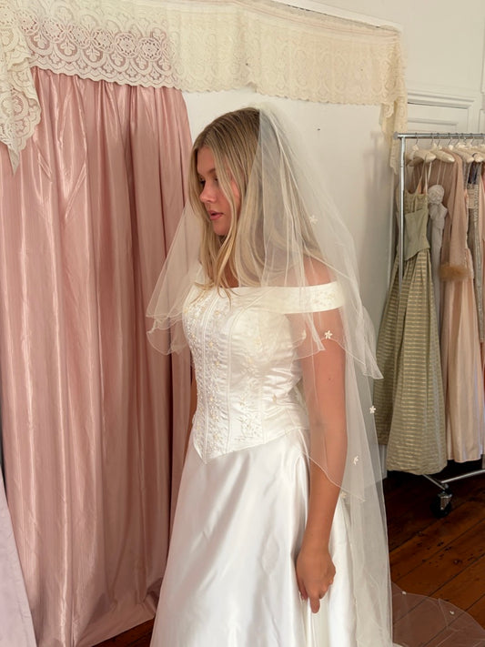 Vintage 90s chapel veil with embroidered flowers and scalloped hem