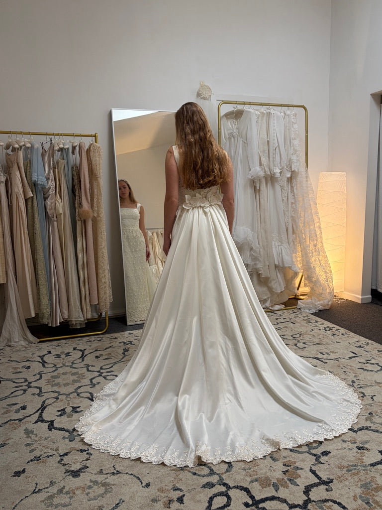 Vintage 00s ivory lacy column wedding dress with detachable train