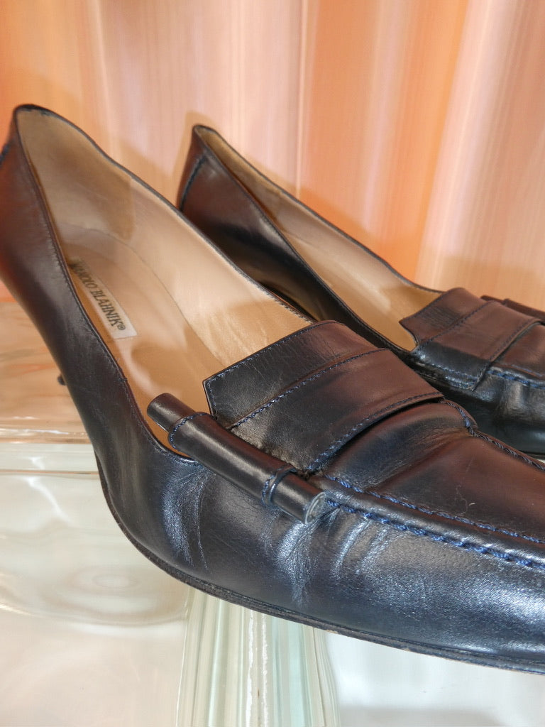 Manolo Blahnik Navy pointed toe kitten heels size 40