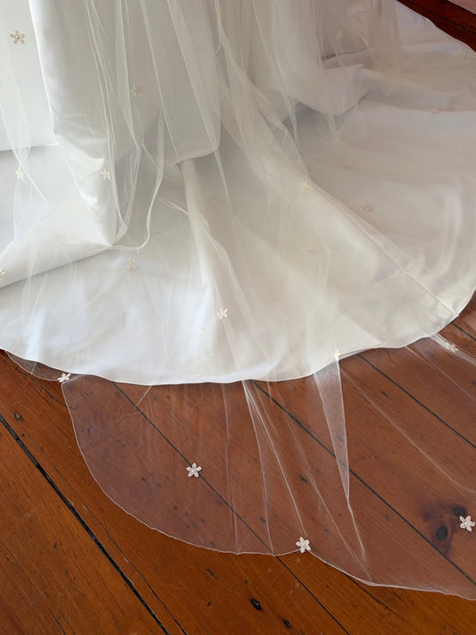 Vintage 90s chapel veil with embroidered flowers and scalloped hem