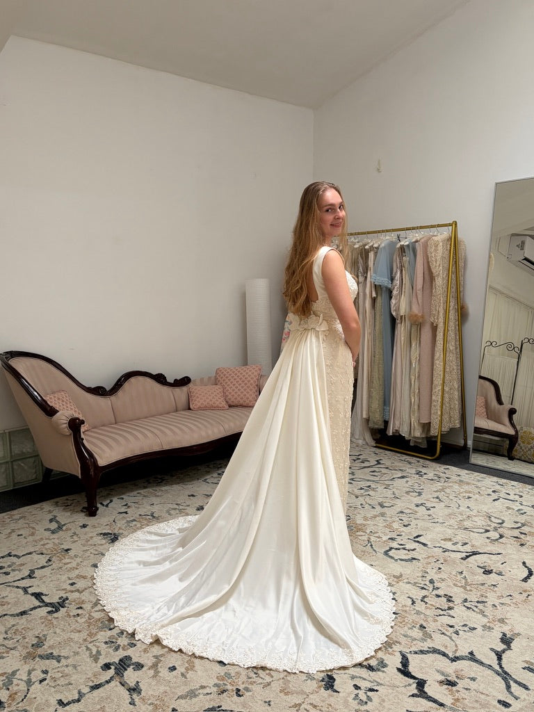 Vintage 00s ivory lacy column wedding dress with detachable train