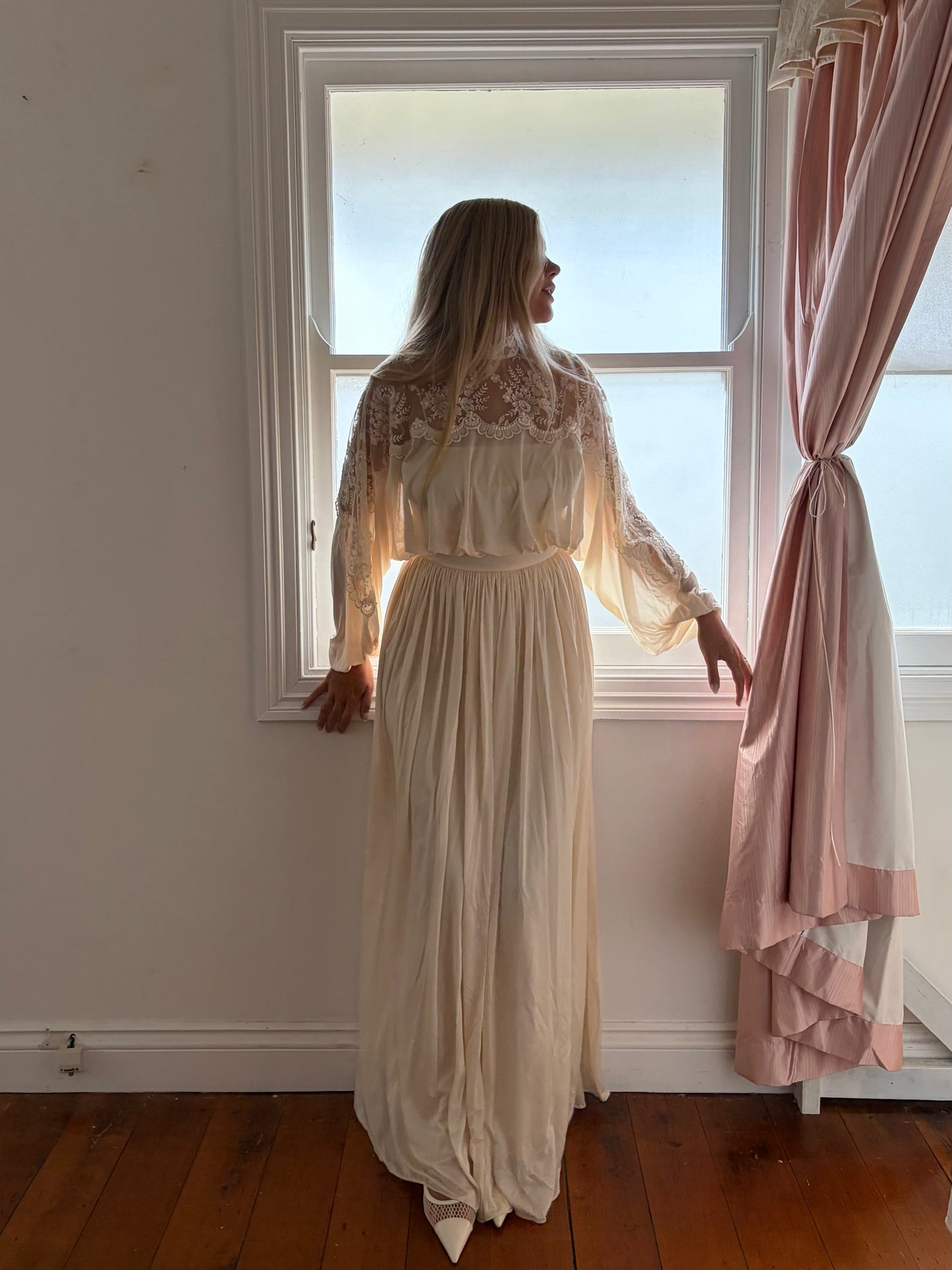 Vintage 70s cream long sleeve flowy wedding gown with lace detailing