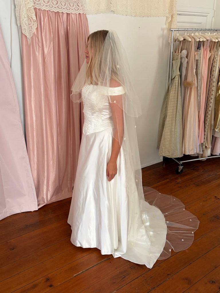 Vintage 90s chapel veil with embroidered flowers and scalloped hem