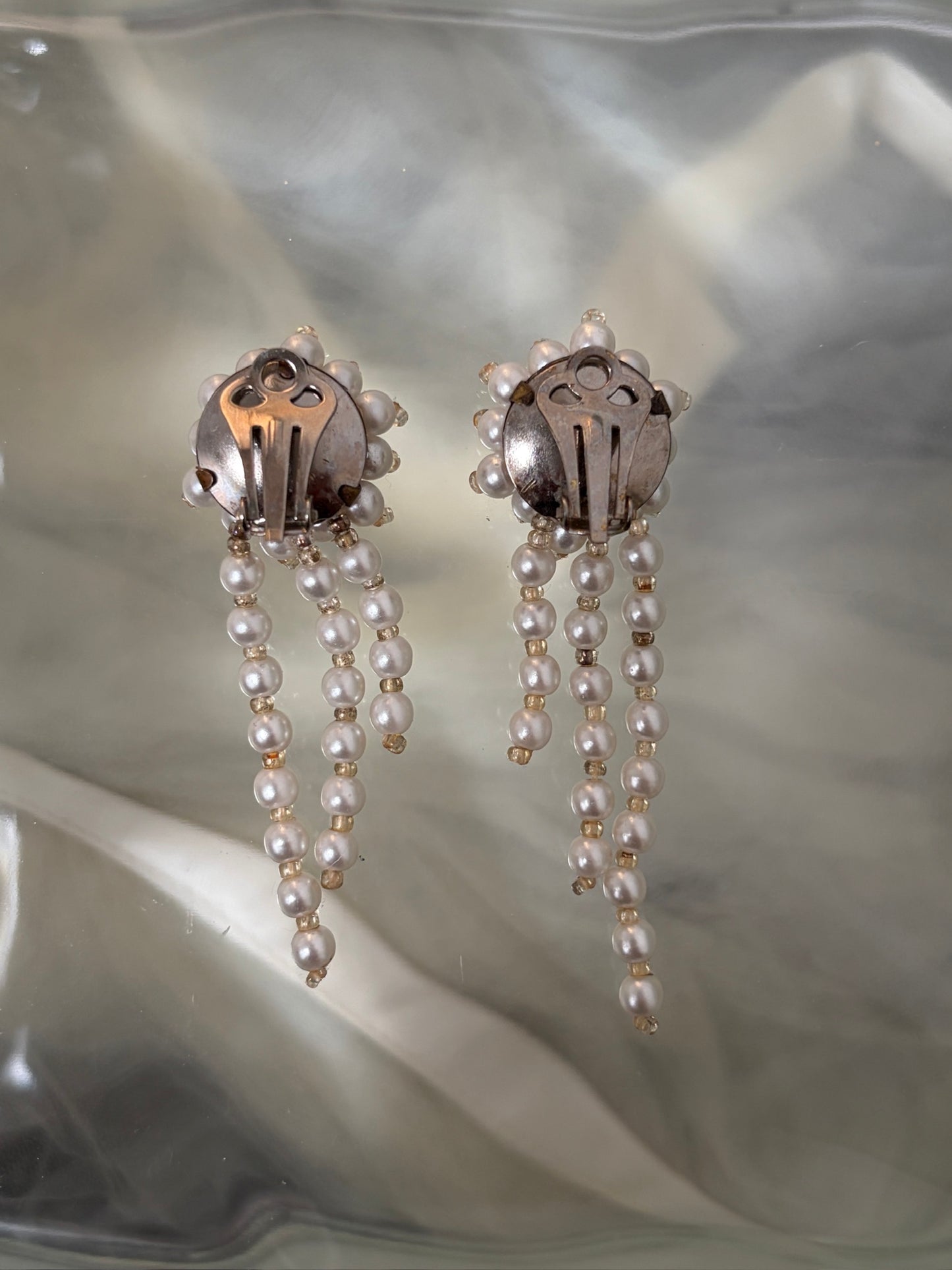 Vintage 90s clustered pearl clip on earrings
