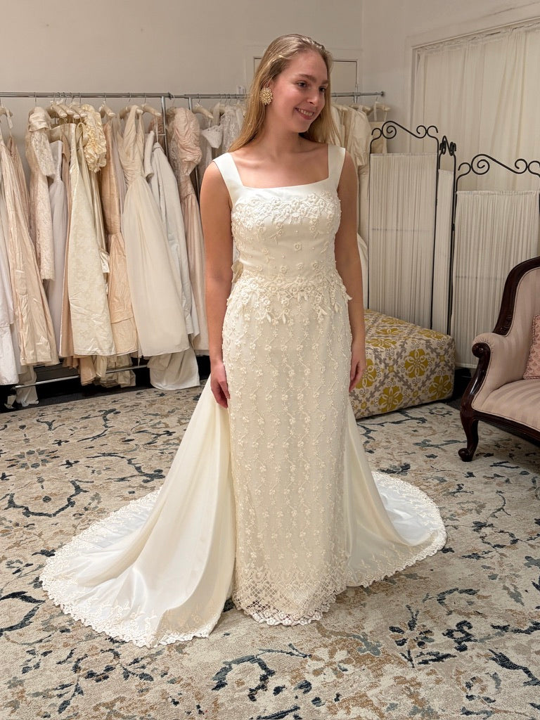 Vintage 00s ivory lacy column wedding dress with detachable train