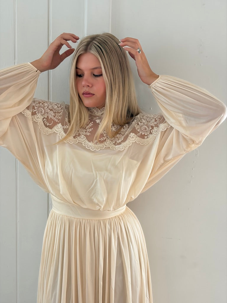 Vintage 70s cream long sleeve flowy wedding gown with lace detailing