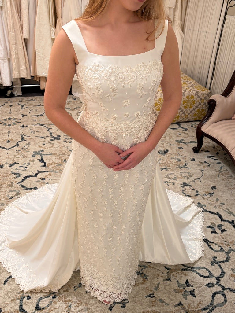 Vintage 00s ivory lacy column wedding dress with detachable train