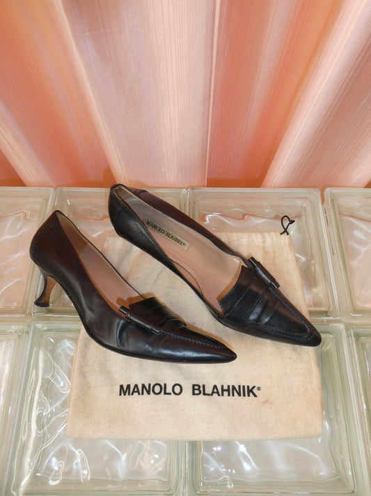 Manolo Blahnik Navy pointed toe kitten heels size 40
