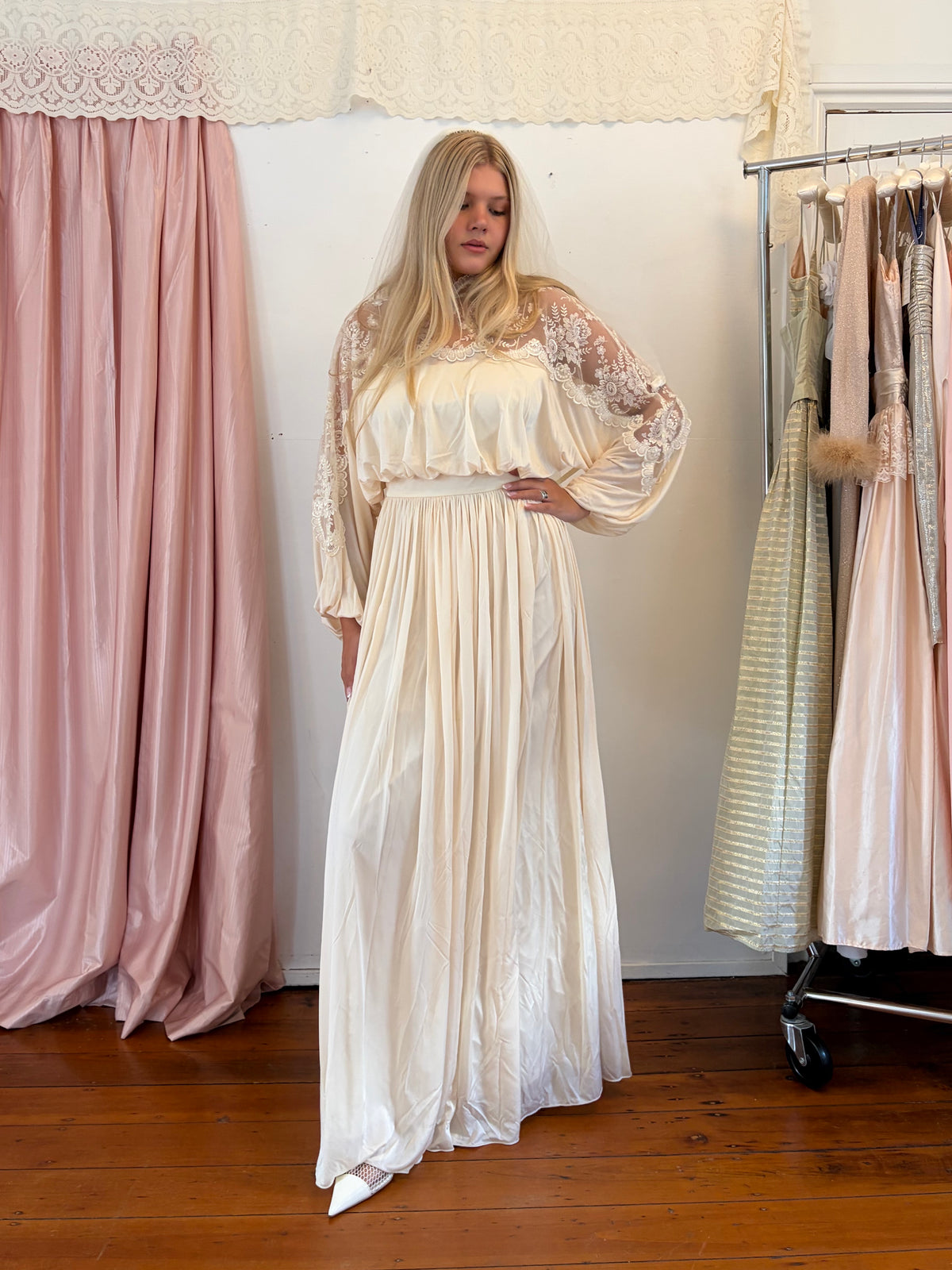 Vintage 70s cream long sleeve flowy wedding gown with lace detailing