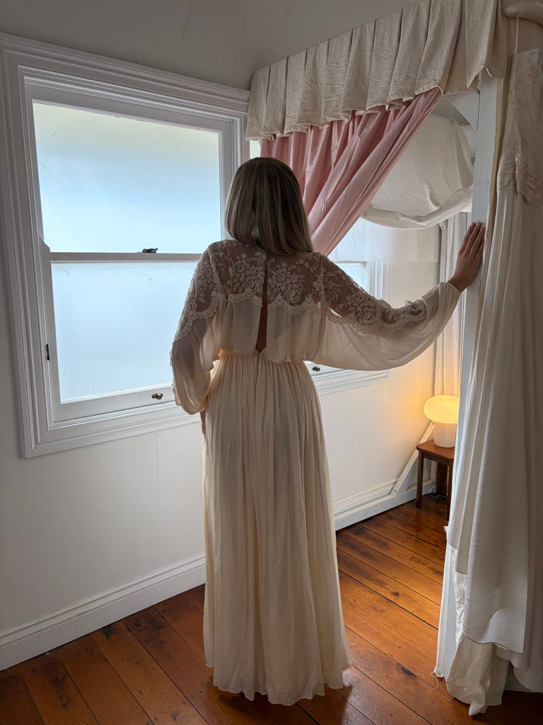 Vintage 70s cream long sleeve flowy wedding gown with lace detailing