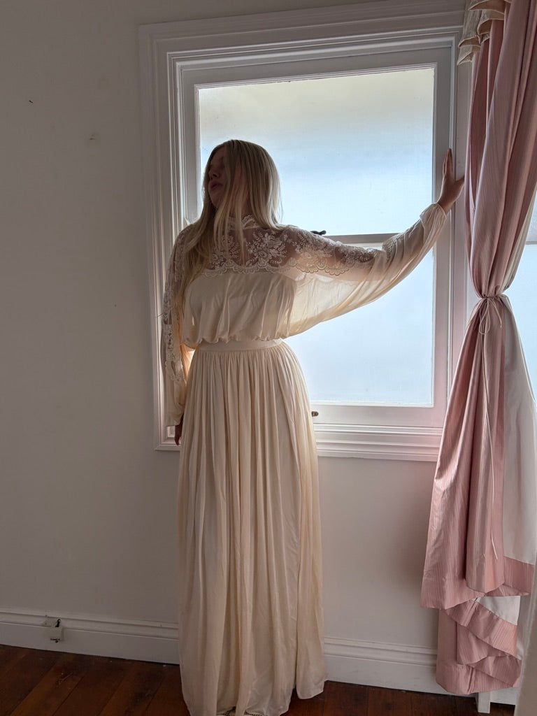 Vintage 70s cream long sleeve flowy wedding gown with lace detailing