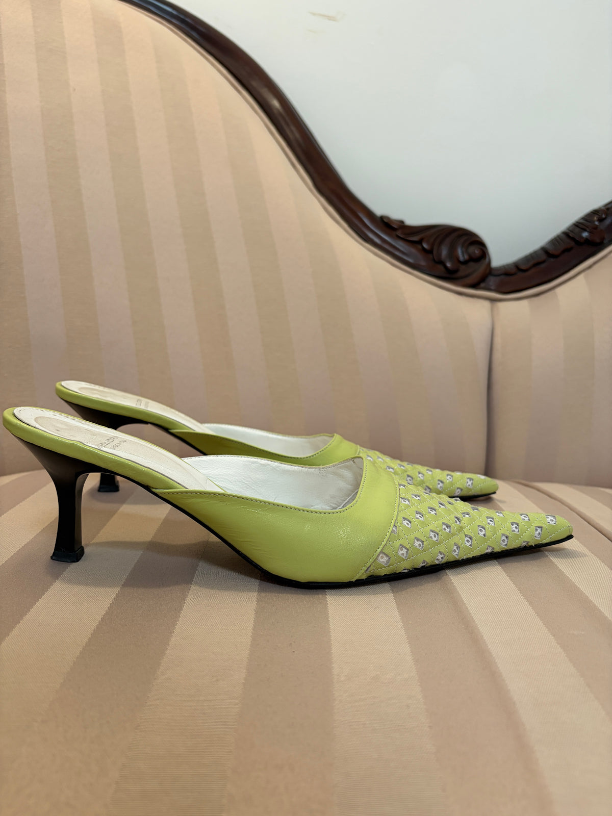 Vintage 00s lime green italian pointed toe kitten heels