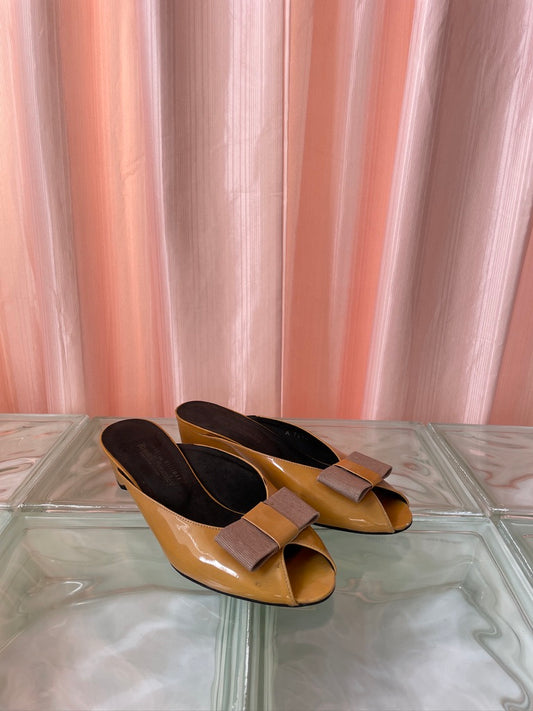 Stuart Weitzman for Russel & Bromley tan kitten heel mules with bow size 36