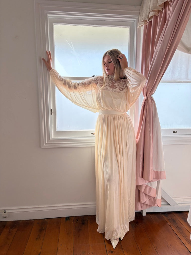 Vintage 70s cream long sleeve flowy wedding gown with lace detailing