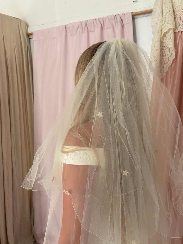 Vintage 90s chapel veil with embroidered flowers and scalloped hem