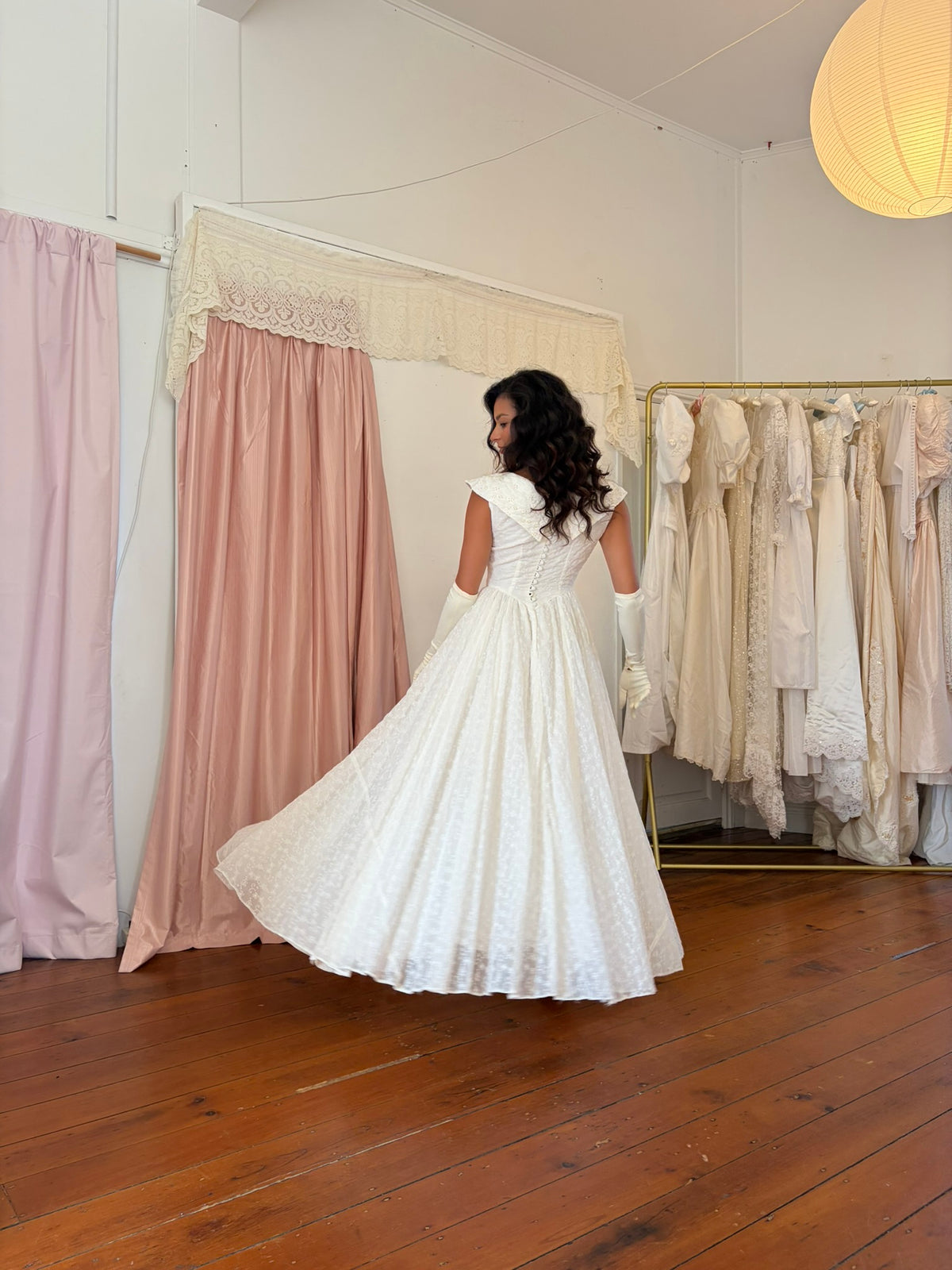 Vintage 50s ivory basque waist wedding dress with dramatic collar