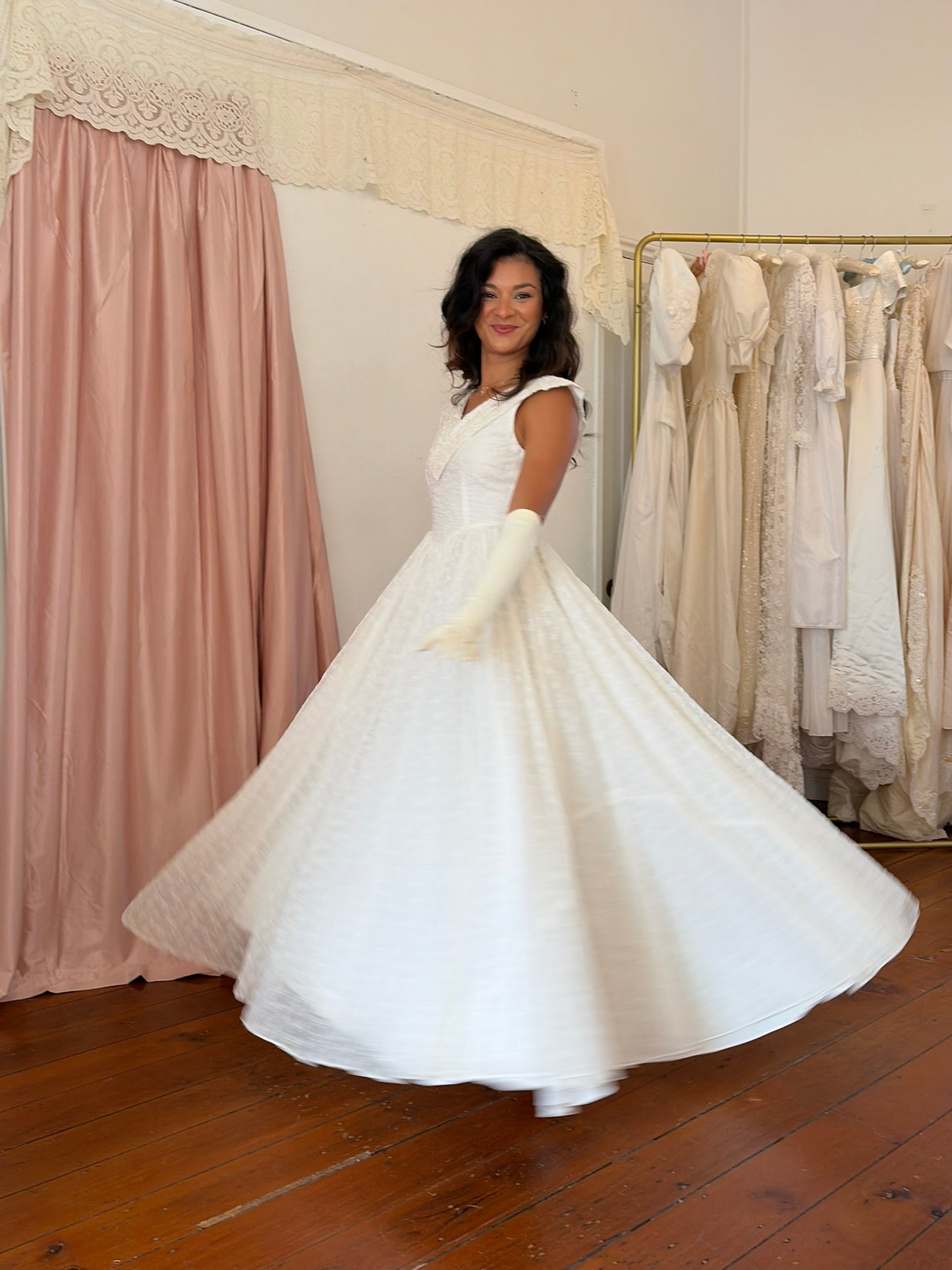 Vintage 50s ivory basque waist wedding dress with dramatic collar