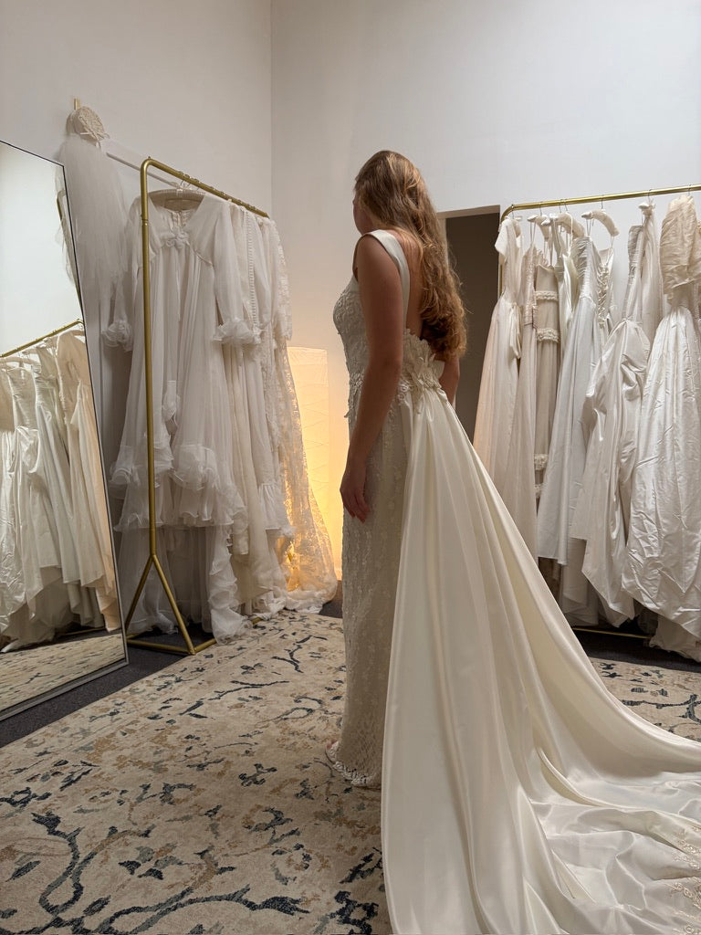 Vintage 00s ivory lacy column wedding dress with detachable train