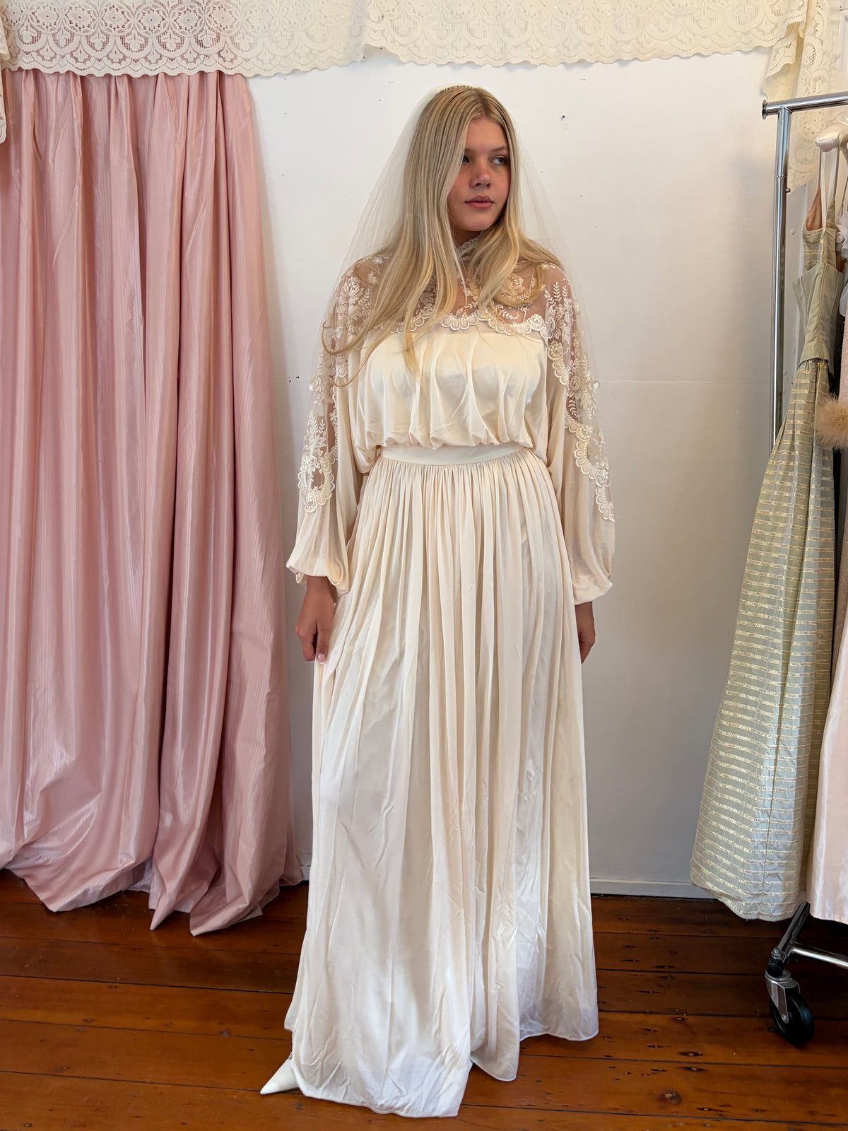 Vintage 70s cream long sleeve flowy wedding gown with lace detailing