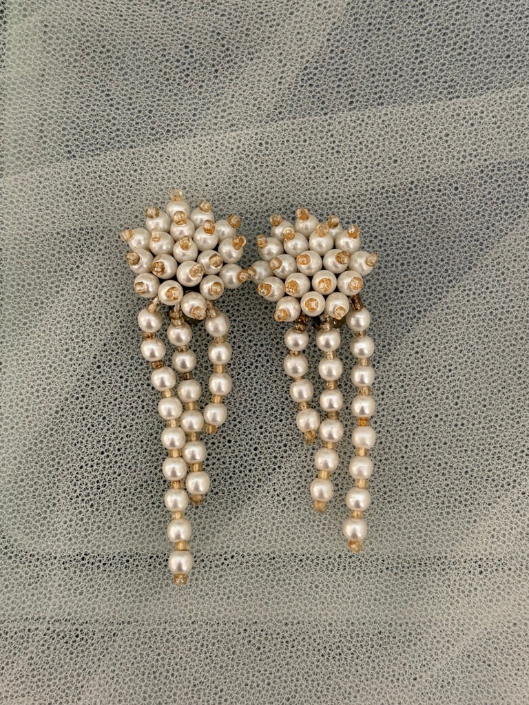 Vintage 90s clustered pearl clip on earrings