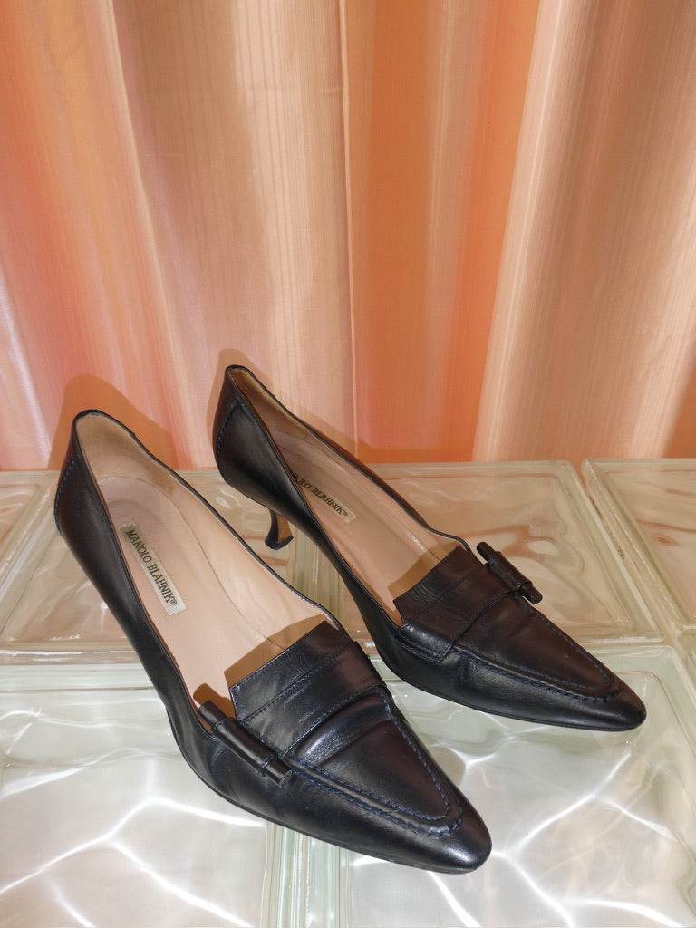 Manolo Blahnik Navy pointed toe kitten heels size 40