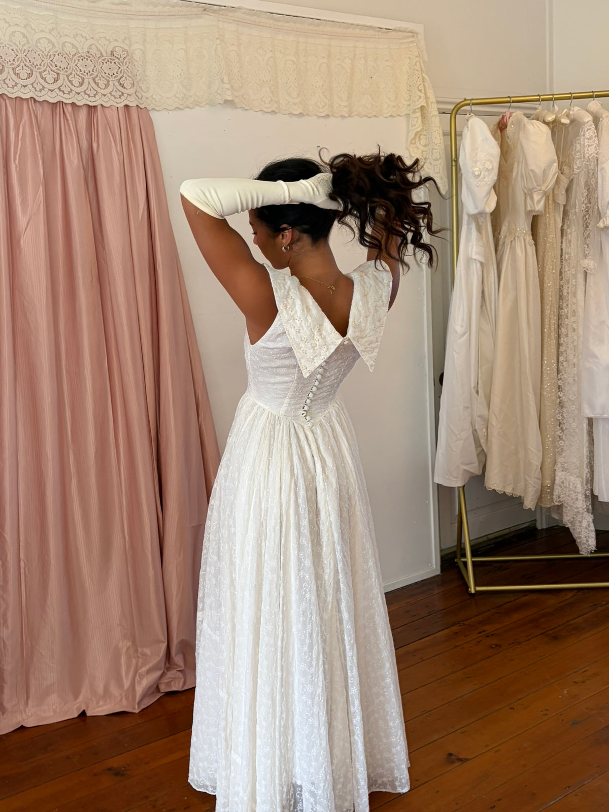 Vintage 50s ivory basque waist wedding dress with dramatic collar