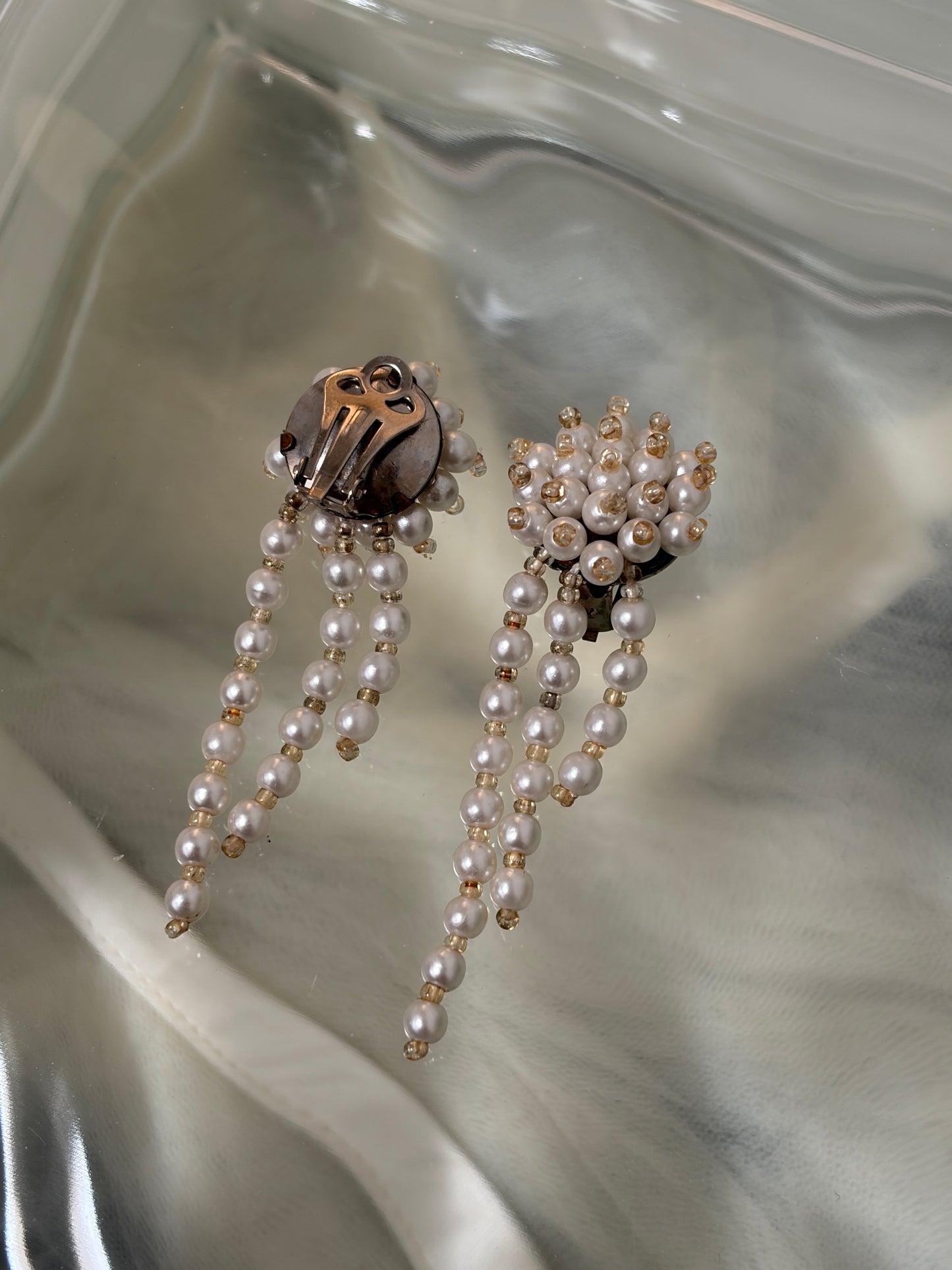 Vintage 90s clustered pearl clip on earrings