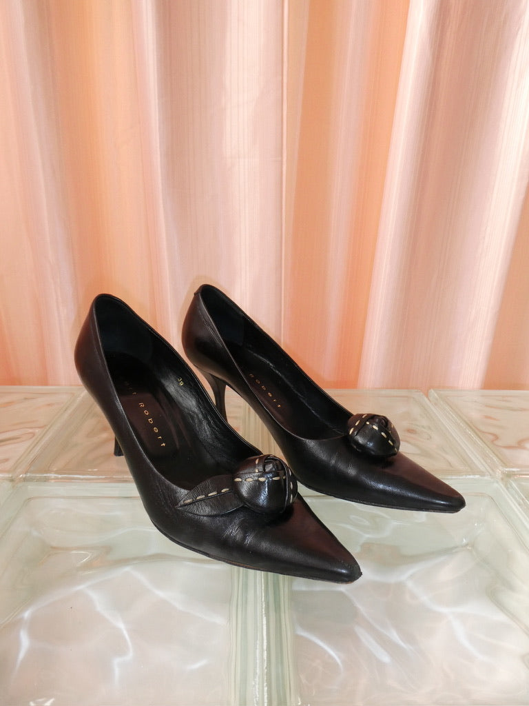 Black Leather pointed toe pumps with flower detail size 39