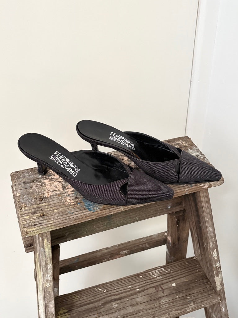 Vintage Salvatore Ferragamo denim pointed toe kittel heels