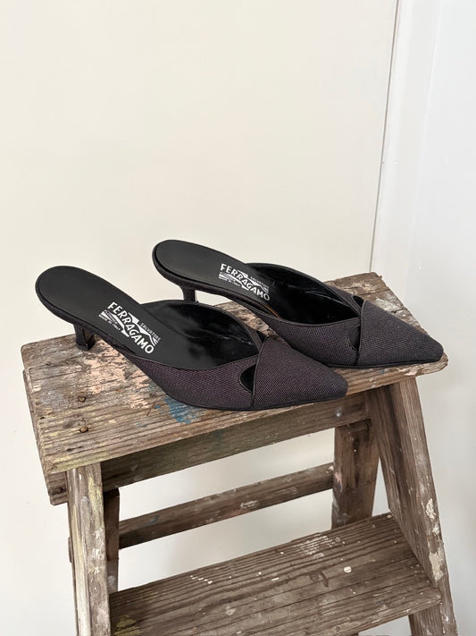 Vintage Salvatore Ferragamo denim pointed toe kittel heels