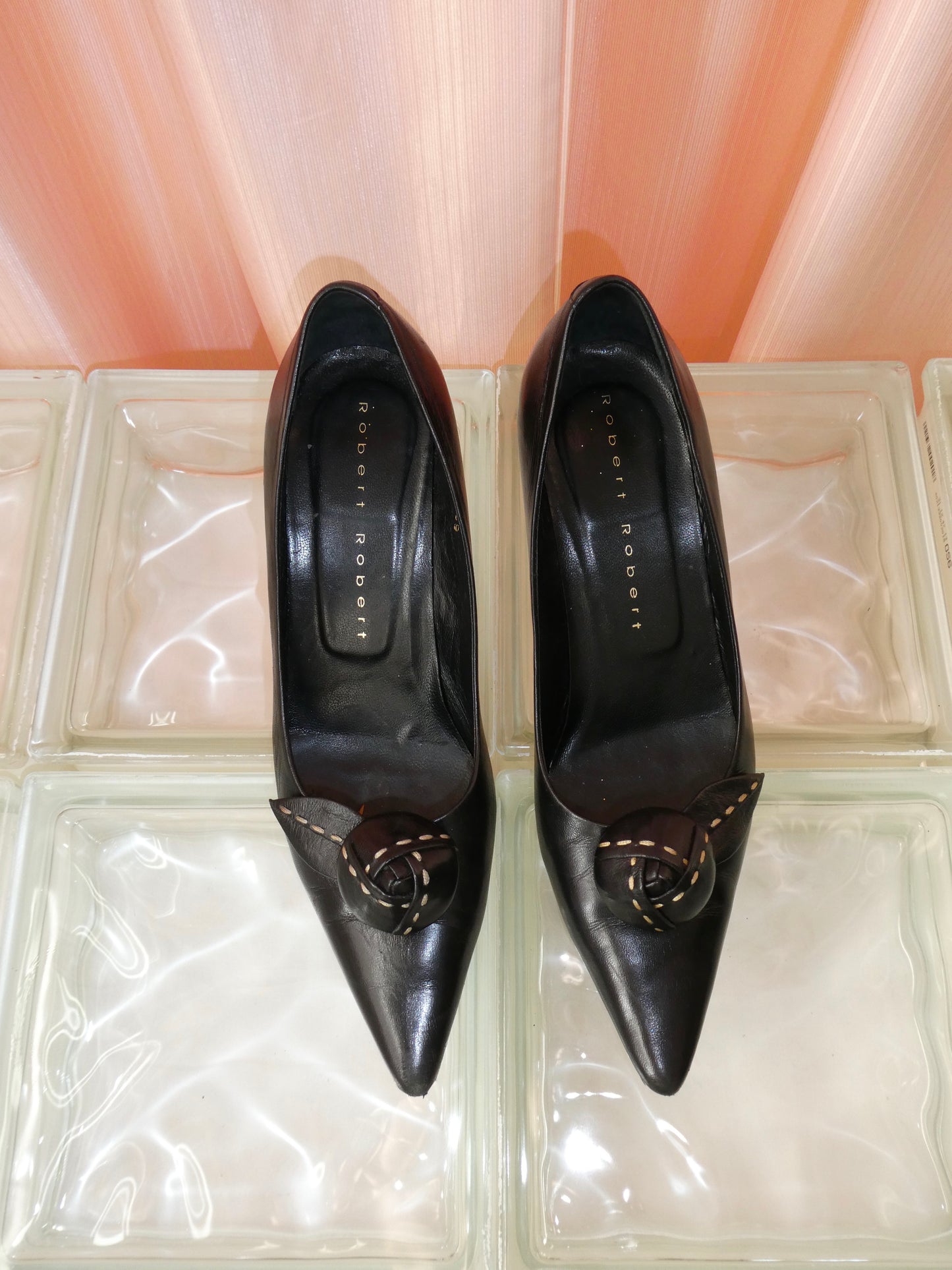 Black Leather pointed toe pumps with flower detail size 39