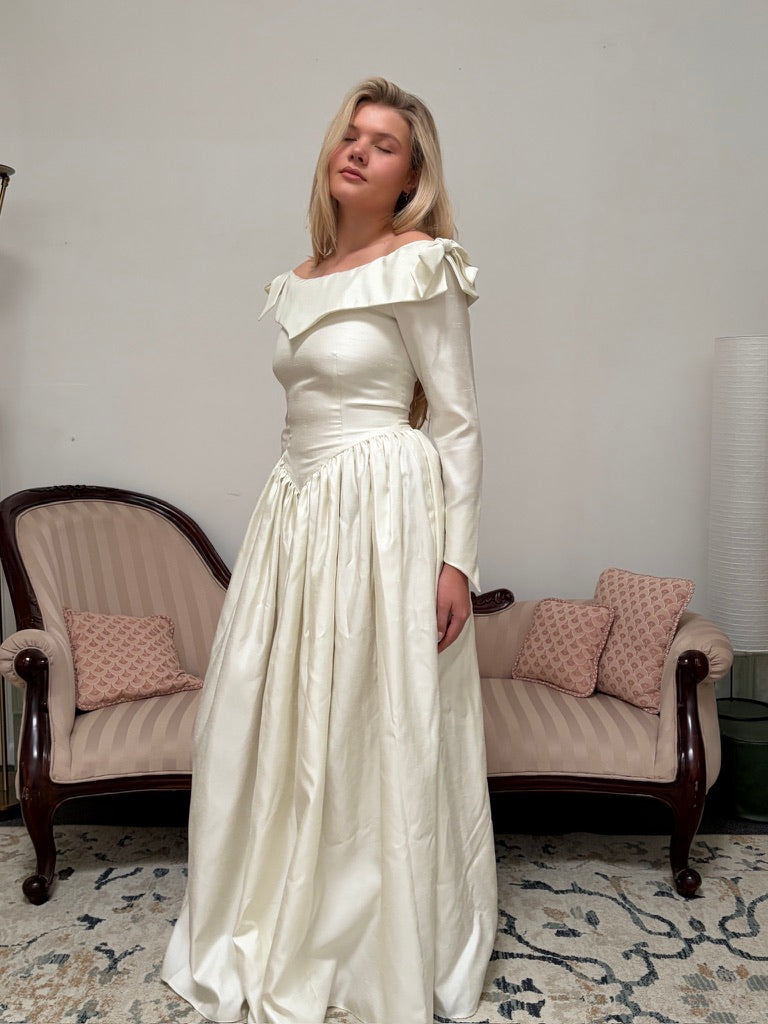 Vintage 90s basque waist off shoulder long sleeve wedding dress with bows