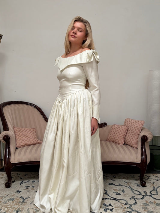 Vintage 90s basque waist off shoulder long sleeve wedding dress with bows