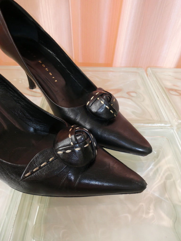 Black Leather pointed toe pumps with flower detail size 39