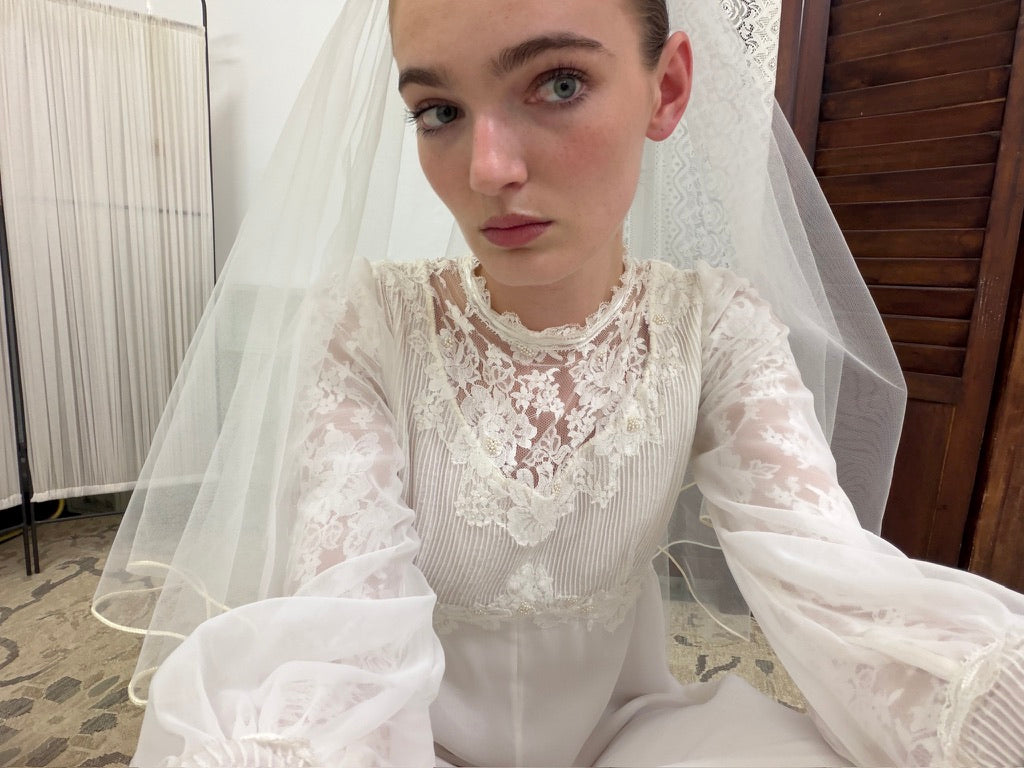 Vintage 90s ivory fingertip veil with fine satin trim