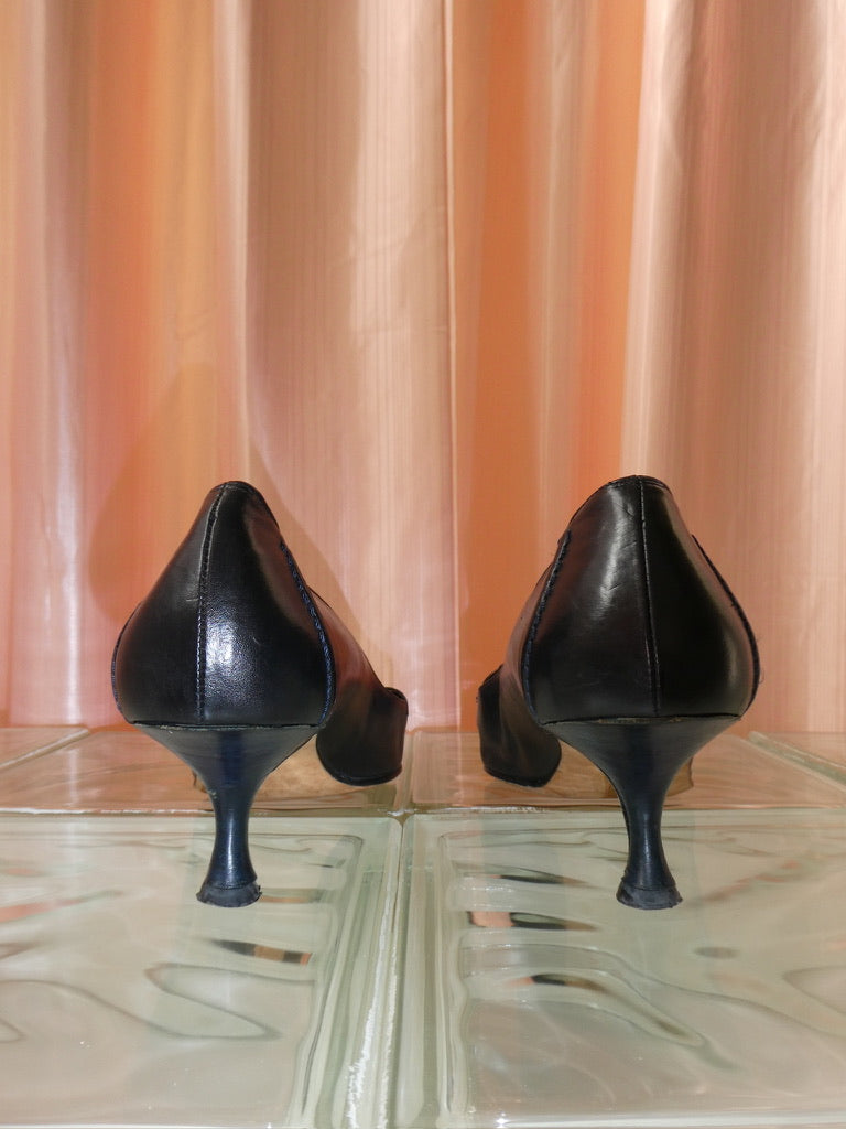 Manolo Blahnik Navy pointed toe kitten heels size 40
