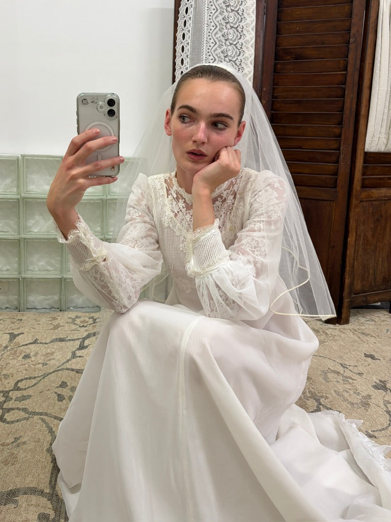 Vintage 90s ivory fingertip veil with fine satin trim