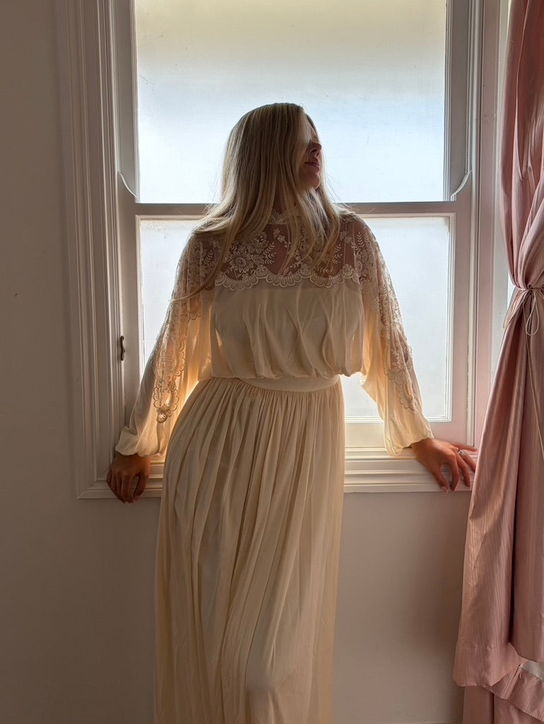 Vintage 70s cream long sleeve flowy wedding gown with lace detailing