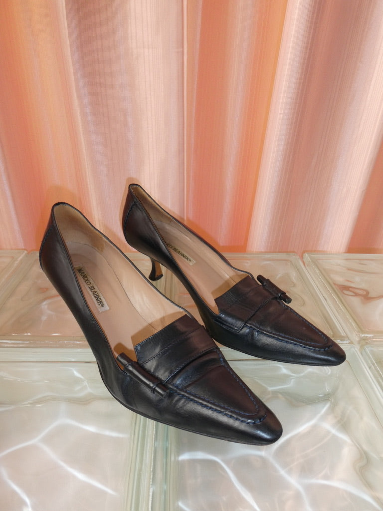 Manolo Blahnik Navy pointed toe kitten heels size 40