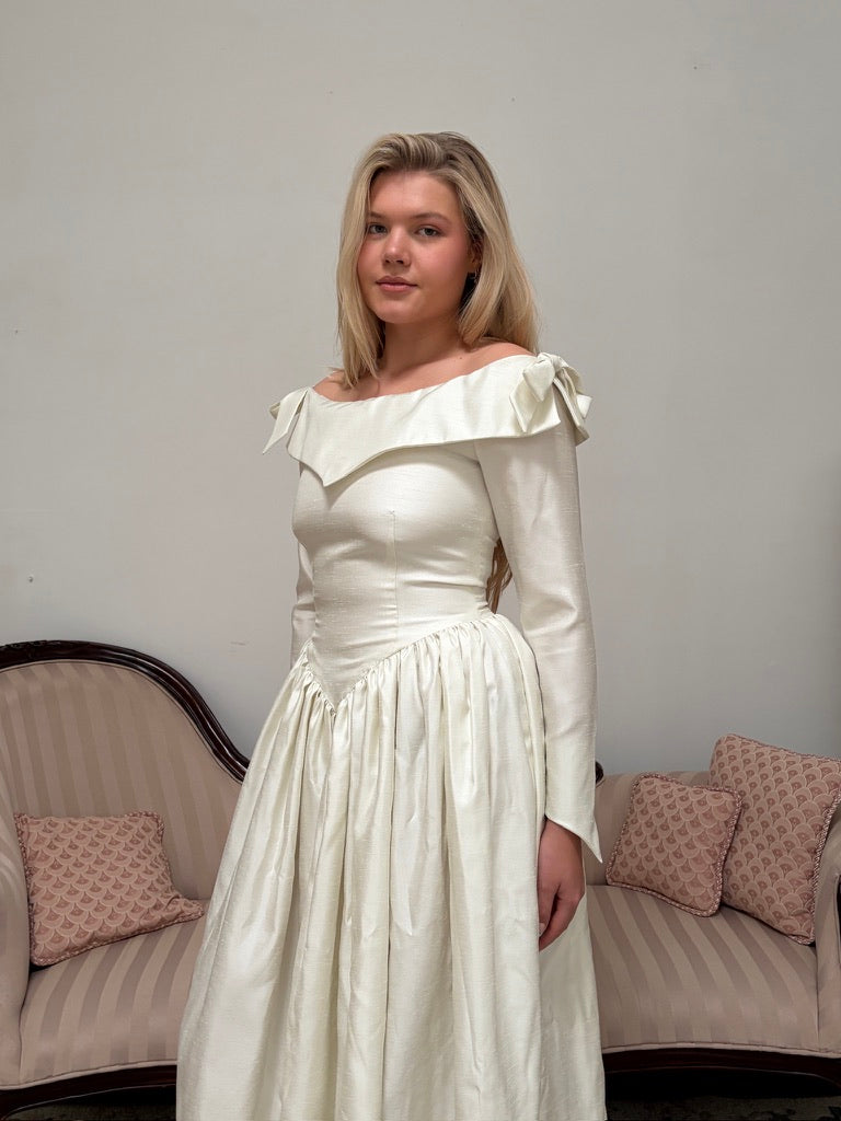 Vintage 90s basque waist off shoulder long sleeve wedding dress with bows