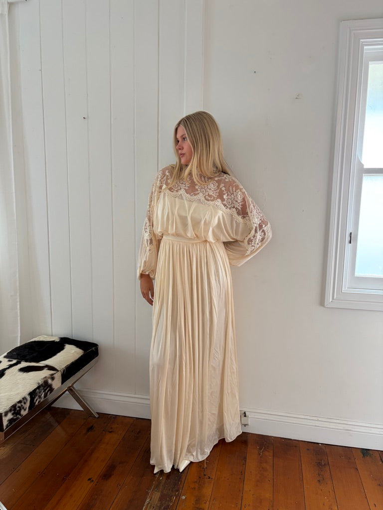 Vintage 70s cream long sleeve flowy wedding gown with lace detailing