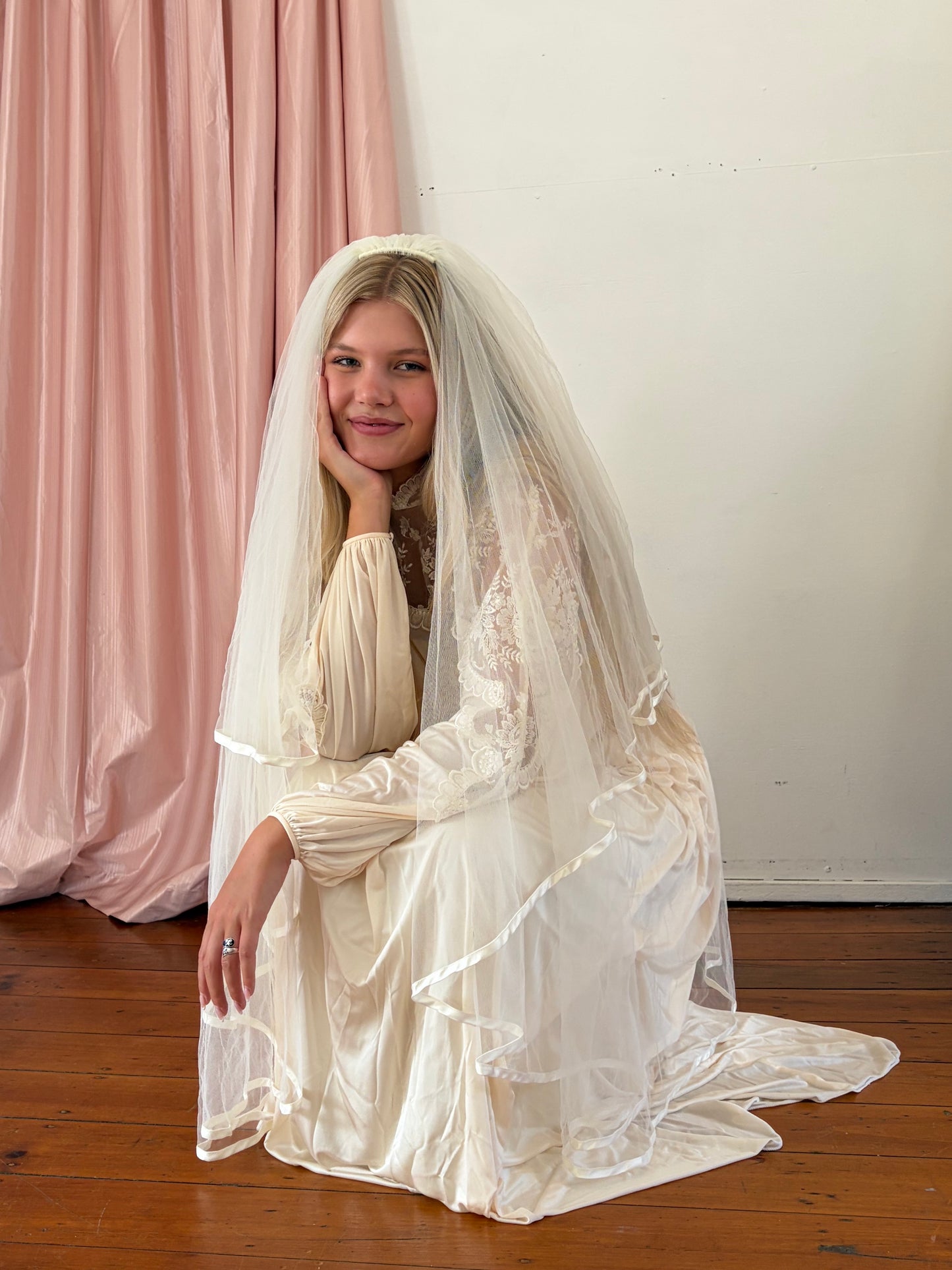 Vintage 70s cream long sleeve flowy wedding gown with lace detailing