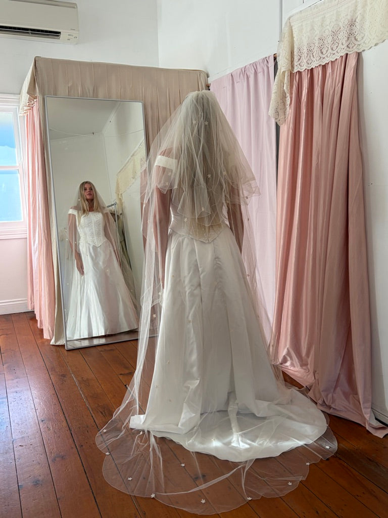 Vintage 90s chapel veil with embroidered flowers and scalloped hem
