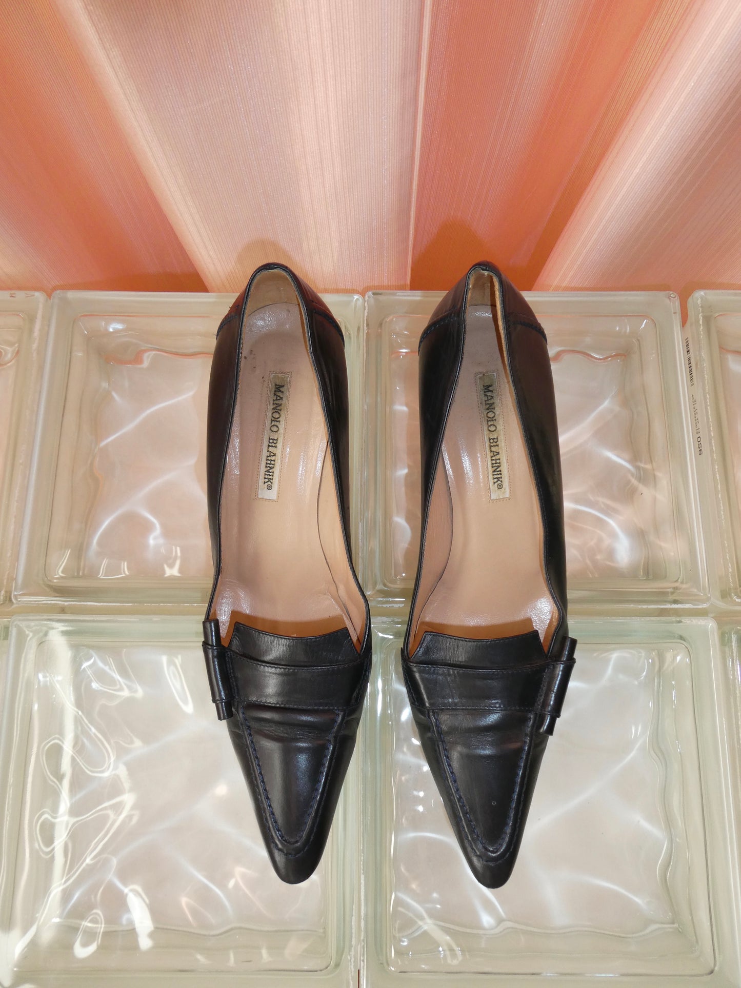 Manolo Blahnik Navy pointed toe kitten heels size 40