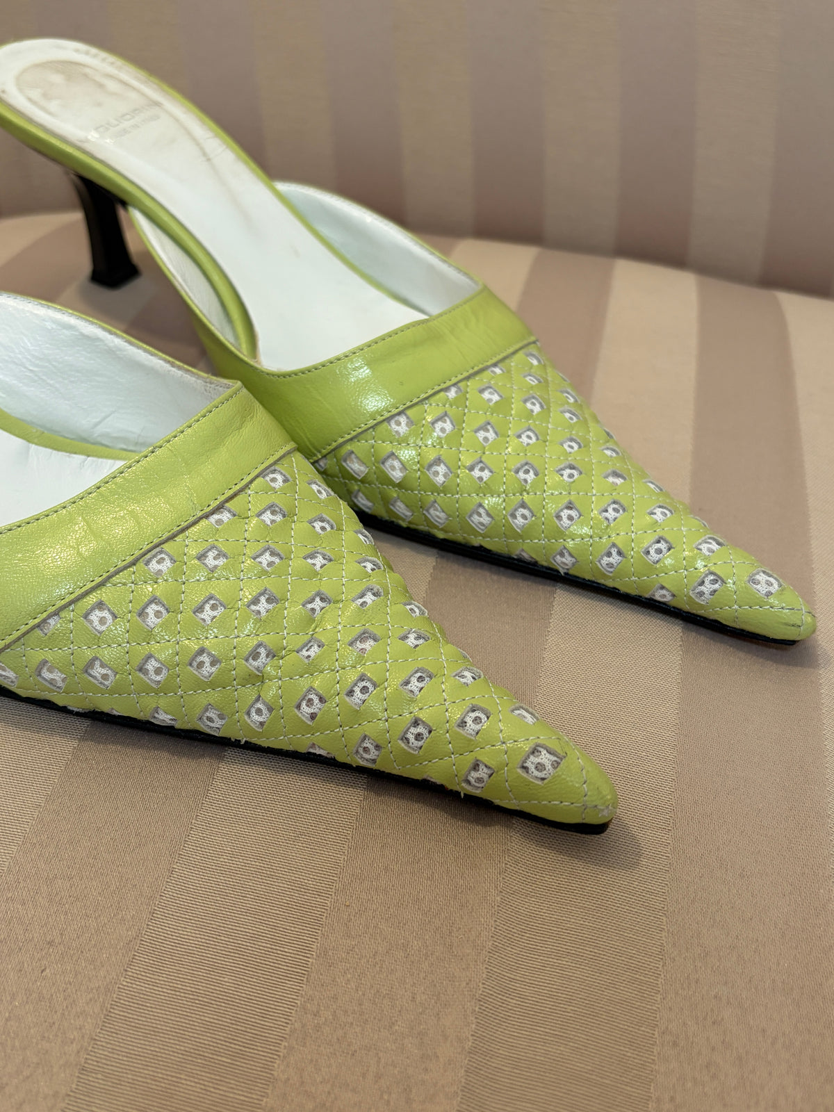 Vintage 00s lime green italian pointed toe kitten heels