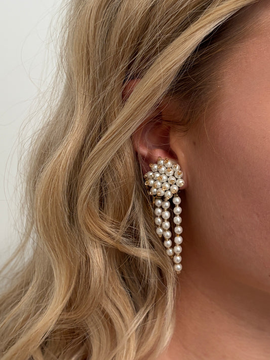 Vintage 90s clustered pearl clip on earrings