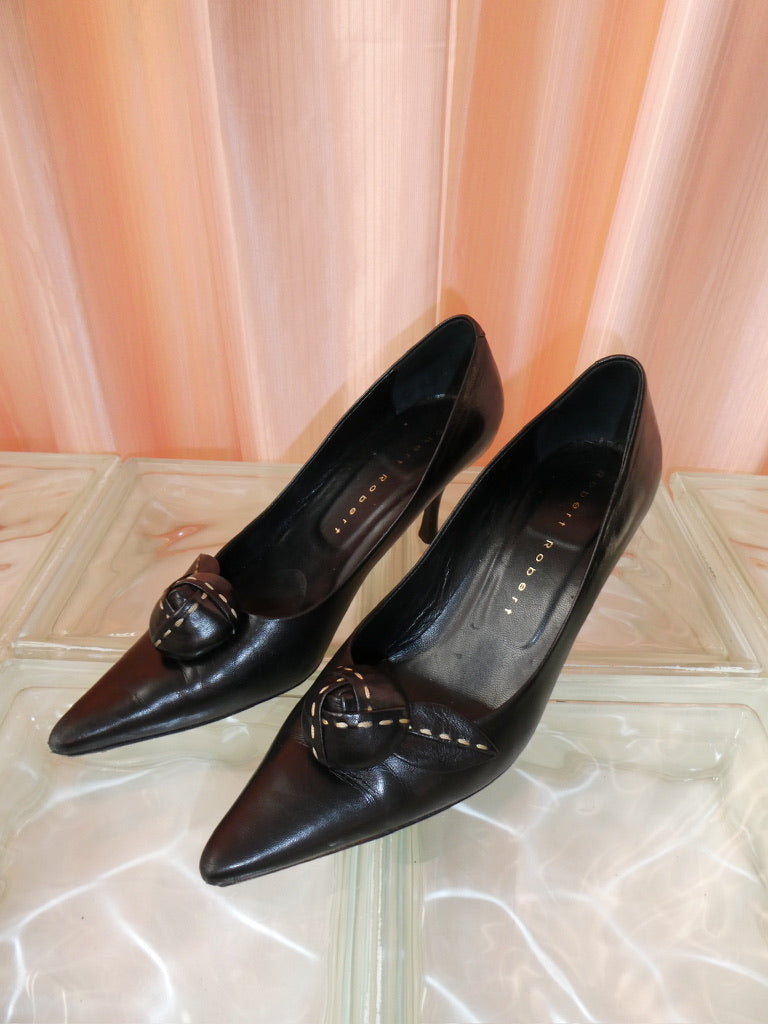Black Leather pointed toe pumps with flower detail size 39