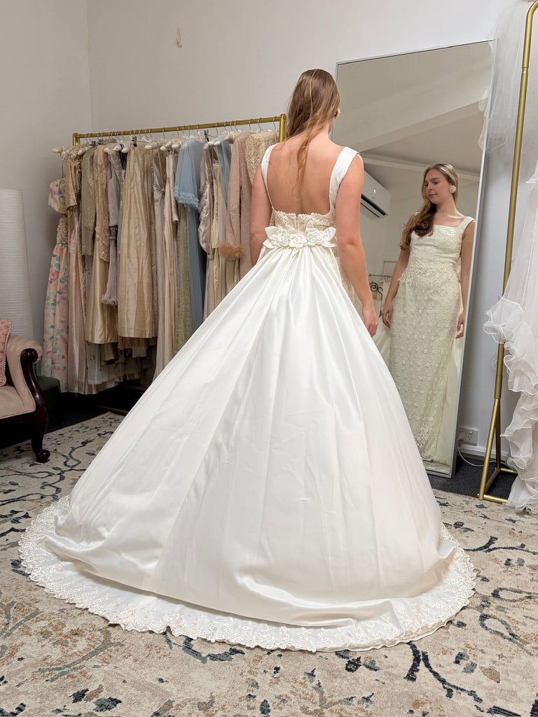 Vintage 00s ivory lacy column wedding dress with detachable train