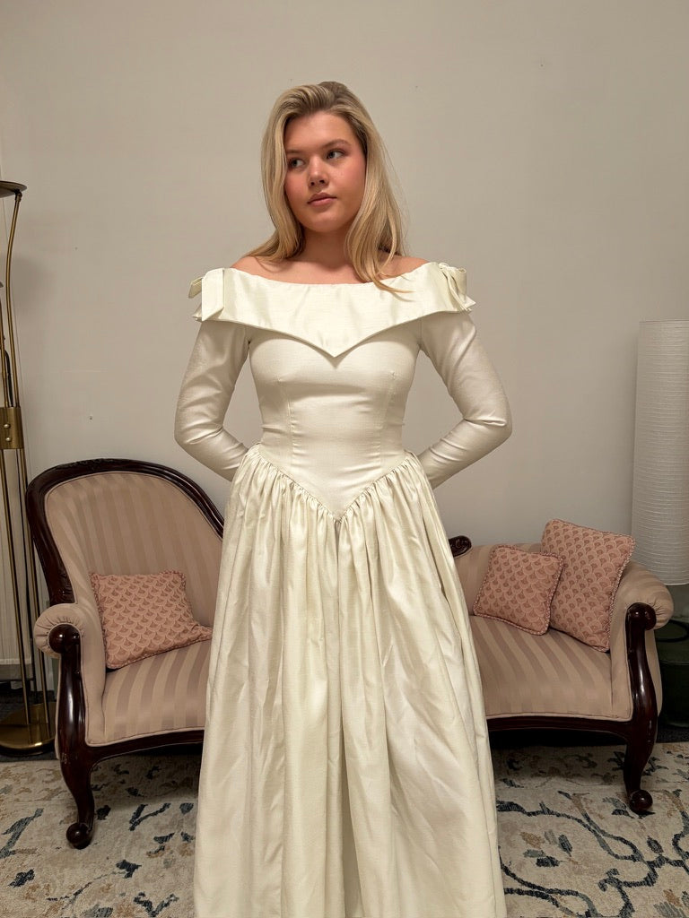 Vintage 90s basque waist off shoulder long sleeve wedding dress with bows